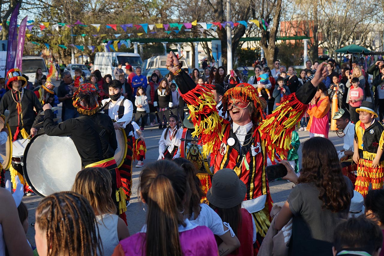 Lee más sobre el artículo Murgas, música, talleres y Food Truck para festejar el Carnaval 2023