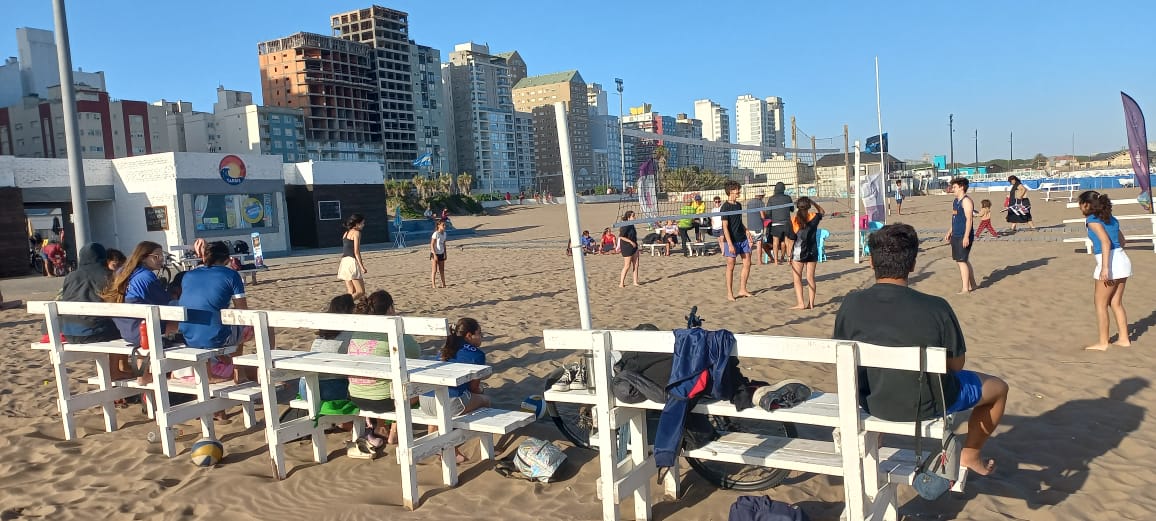 Lee más sobre el artículo Jóvenes necochenses y turistas disfrutaron del encuentro recreativo de beach vóley