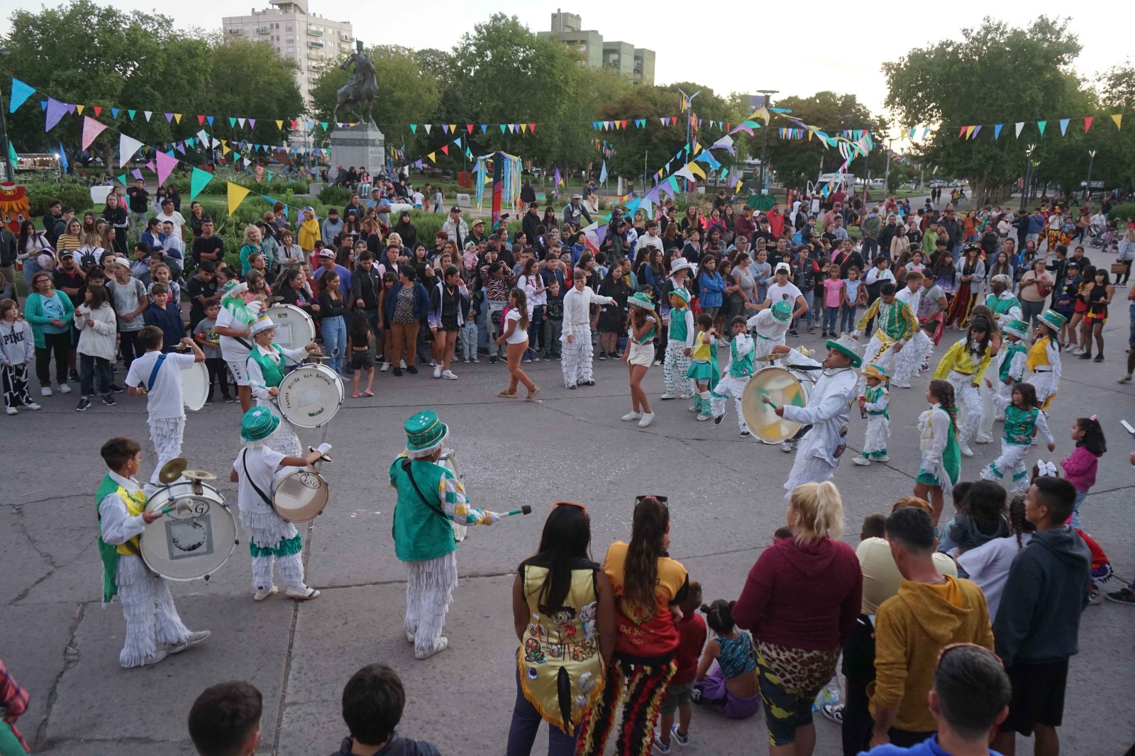Lee más sobre el artículo Las murgas dieron vida a los carnavales de Necochea: “Vivimos días maravillosos”