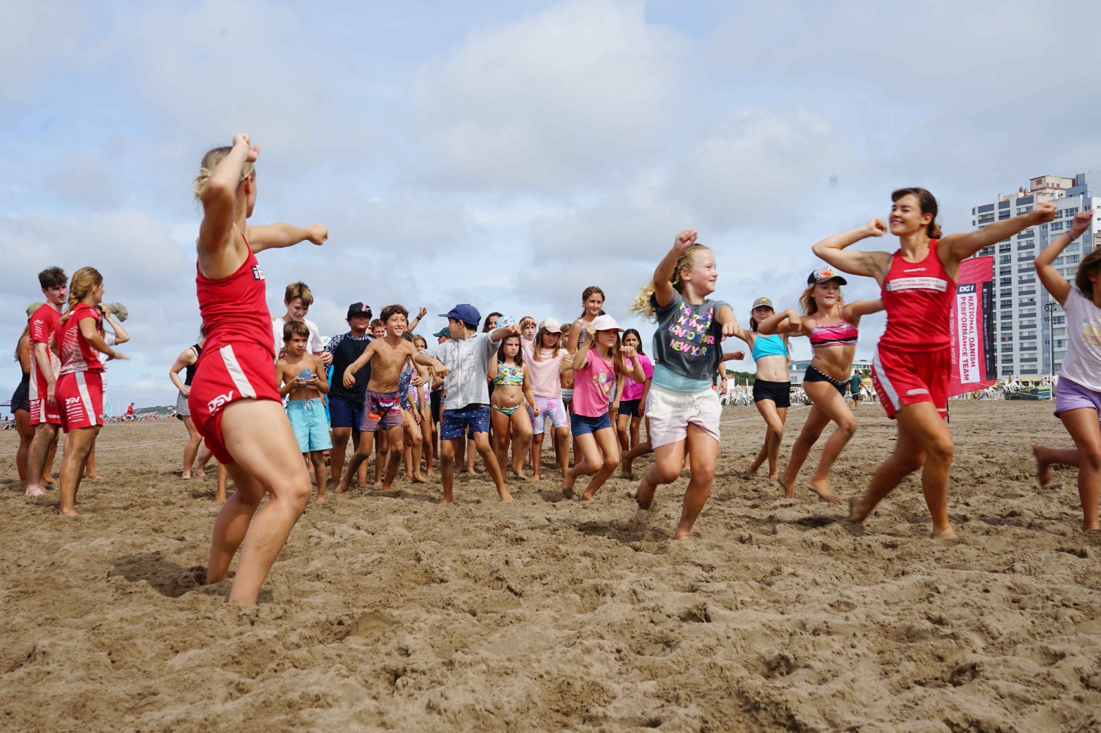 Lee más sobre el artículo El equipo de Gimnasia Danesa brinda talleres gratuitos en la playa y el parque