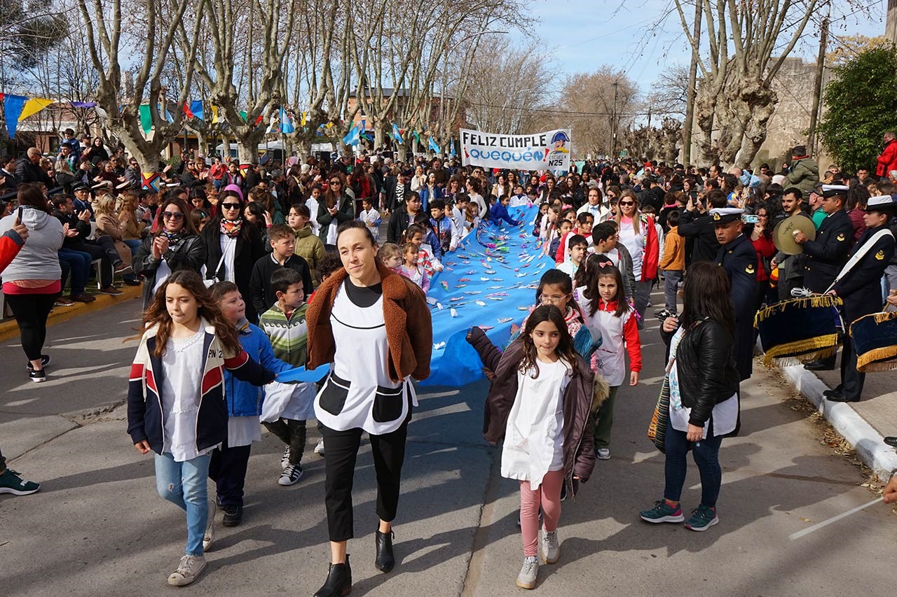 Lee más sobre el artículo Un desfile masivo y el corte de la torta le dieron un color especial al cumpleaños de Quequén