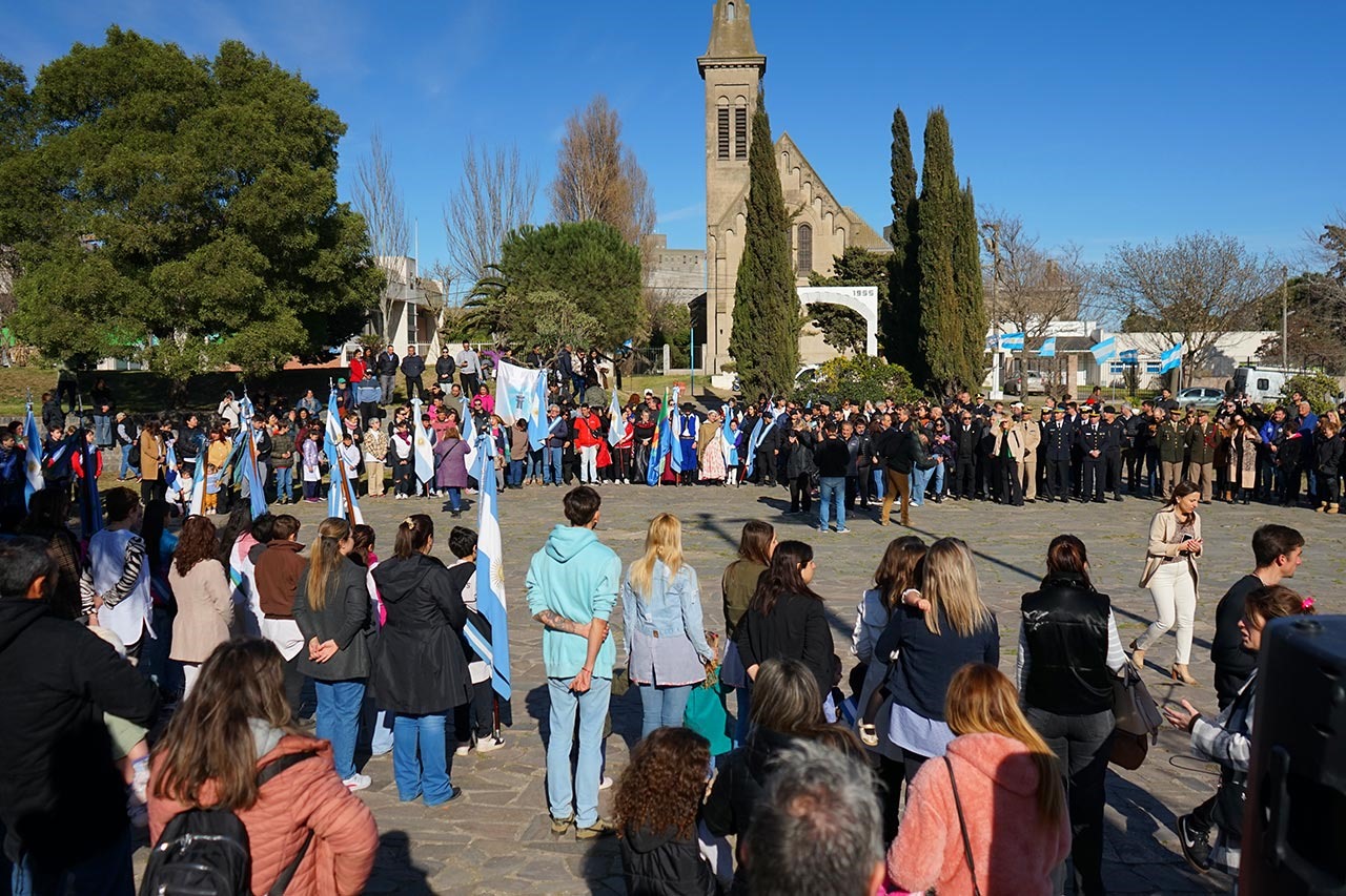 Lee más sobre el artículo El nuevo aniversario de Quequén inició con un concurrido acto en la Plaza de los Niños