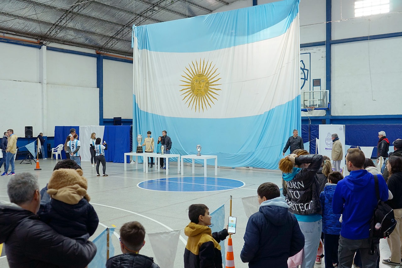 Lee más sobre el artículo La comunidad necochense disfrutó de las copas de la Selección en un evento inolvidable