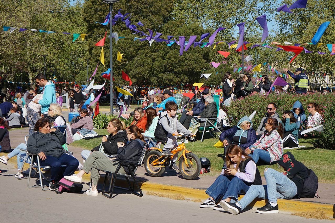 Lee más sobre el artículo Desde temprano, la plaza Dardo Rocha recibe a las familias para festejar los 143 años de Necochea