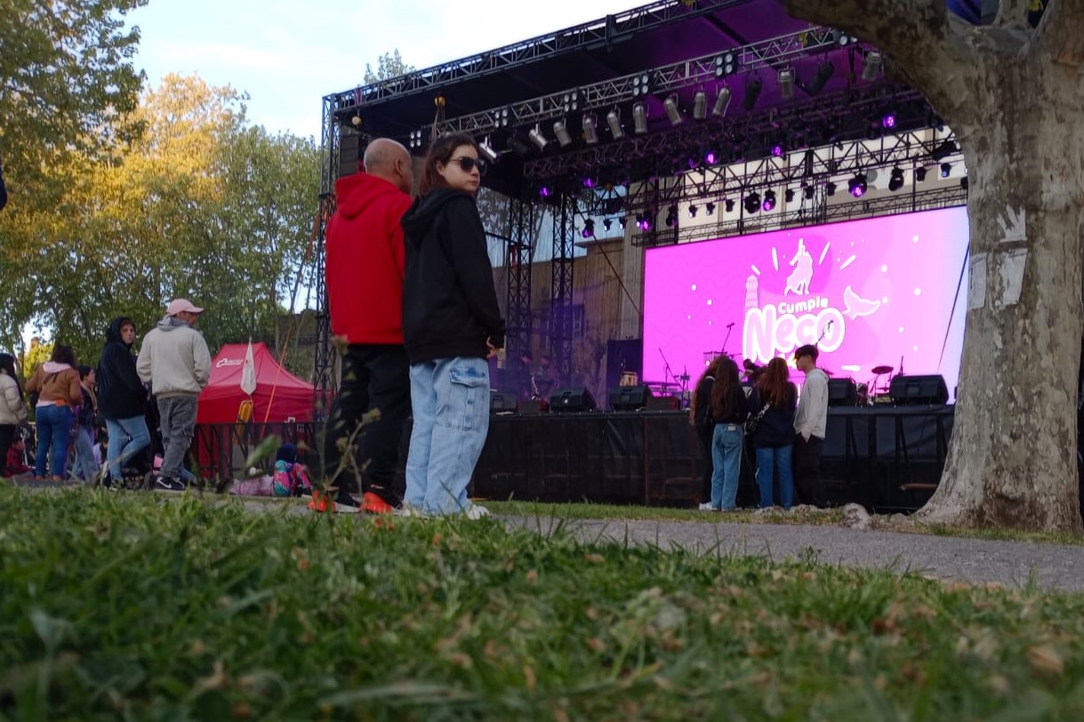 Lee más sobre el artículo El escenario principal ya está listo para cerrar la primera jornada de celebración