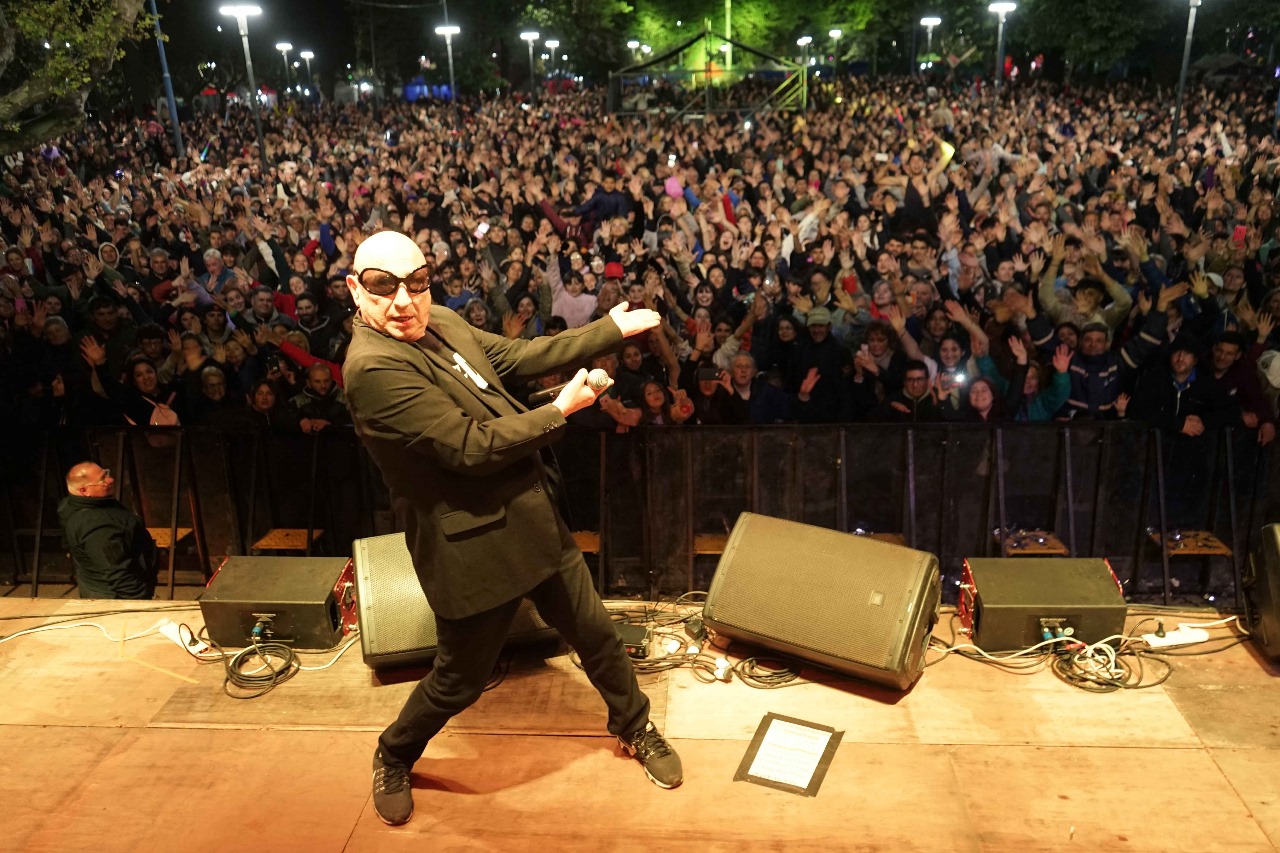 Lee más sobre el artículo Brillante show de La Mosca y un broche espectacular al ritmo de “Muchachos”