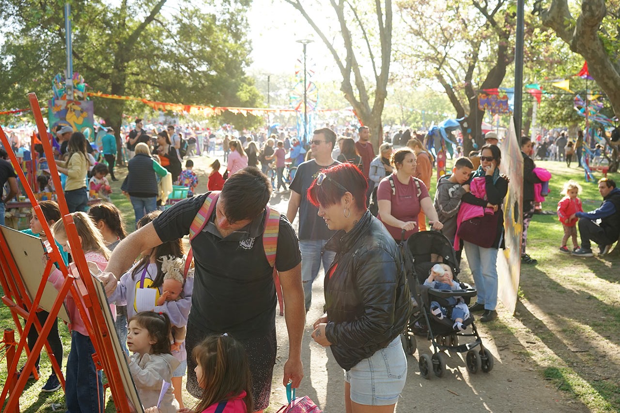 Lee más sobre el artículo Una multitud se va arrimando a la Plaza y ya se escuchan las primeras pruebas de sonido